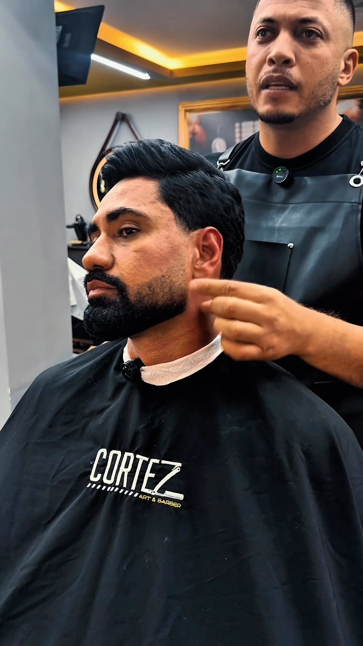 Cliente finalizando corte e barba na cadeira da Cortez