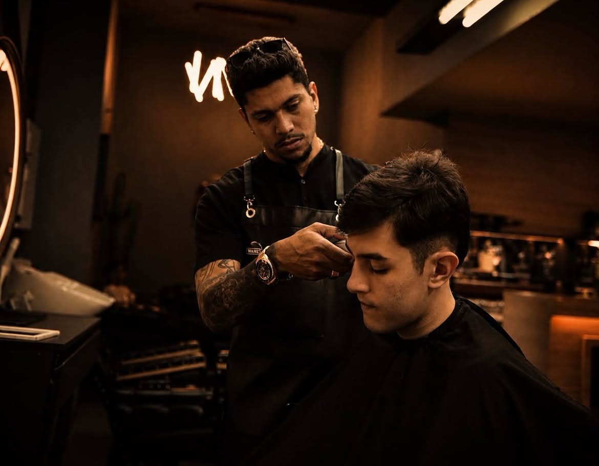 Barbeiro da Cortez executando corte com máquina